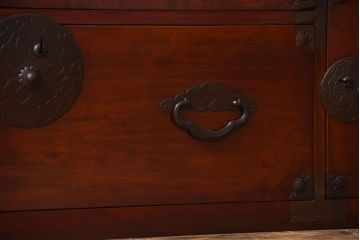 アンティーク家具　古民具・骨董　前面栗材!桜の金具がかわいいアンティーク米沢箪笥ローボード(1)