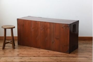 アンティーク家具　古民具・骨董　前面栗材!桜の金具がかわいいアンティーク米沢箪笥ローボード(1)
