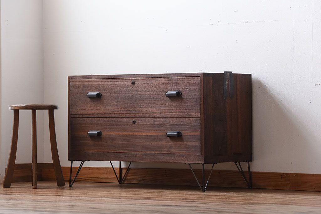 アンティーク家具　和製アンティーク　古い桐材の鉄脚付きローチェスト