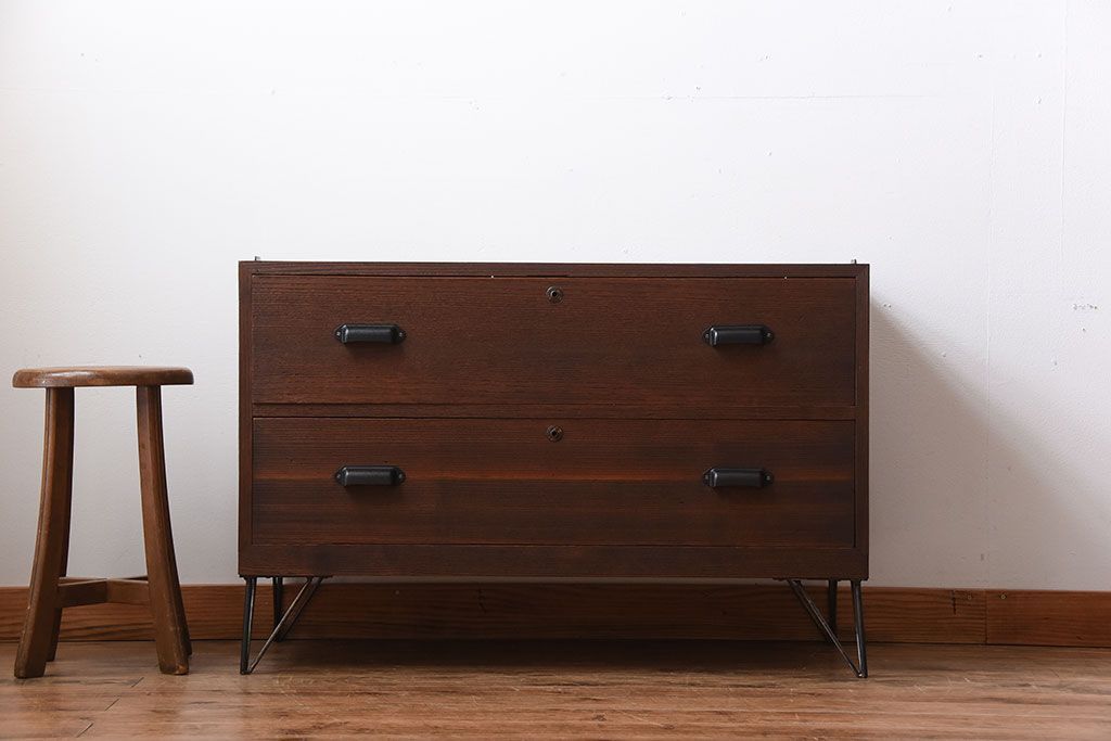 アンティーク家具　和製アンティーク　古い桐材の鉄脚付きローチェスト