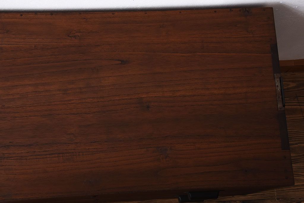 アンティーク家具　和製アンティーク　古い桐材の鉄脚付きローチェスト