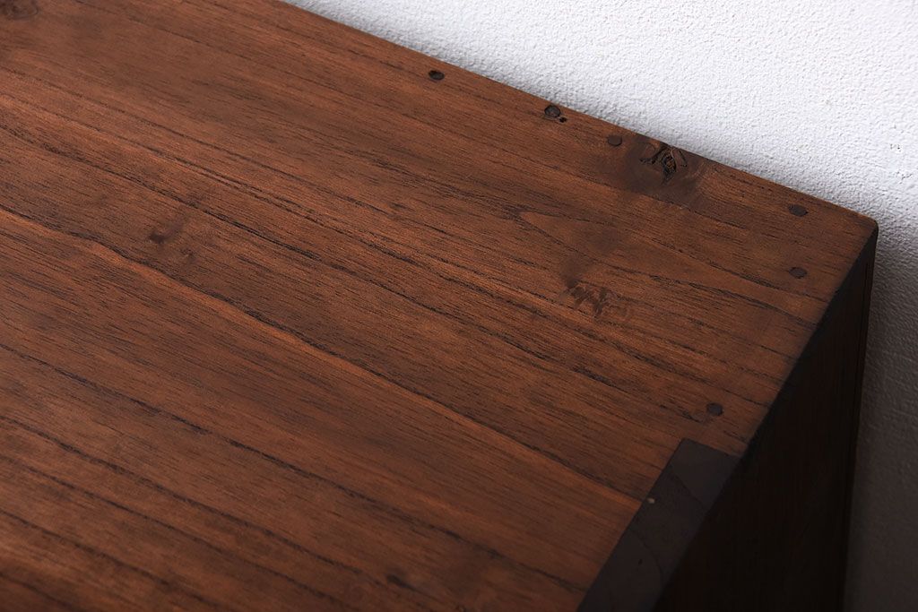 アンティーク家具　和製アンティーク　古い桐材の鉄脚付きローチェスト