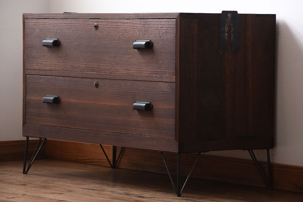 アンティーク家具　和製アンティーク　古い桐材の鉄脚付きローチェスト