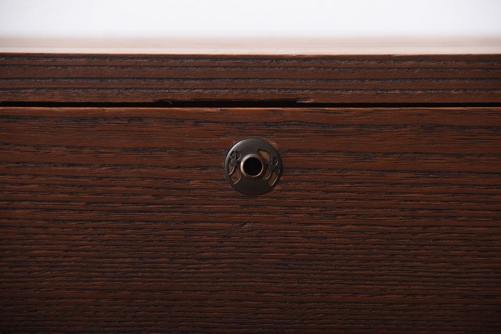 アンティーク家具　和製アンティーク　古い桐材の鉄脚付きローチェスト