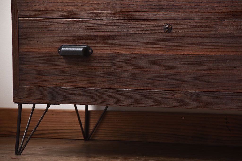アンティーク家具　和製アンティーク　古い桐材の鉄脚付きローチェスト