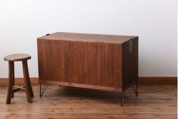 アンティーク家具　和製アンティーク　古い桐材の鉄脚付きローチェスト