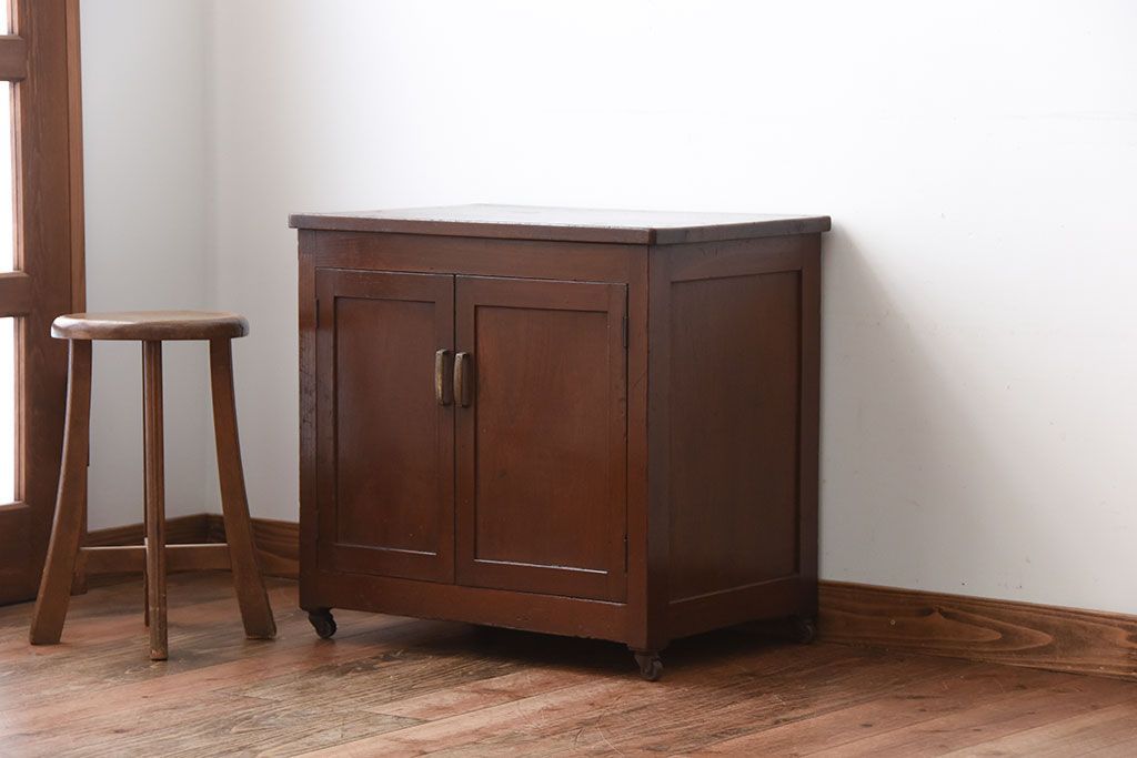 アンティーク家具　アンティーク　古い木製のキャスター付き小ぶりな収納棚(サイドテーブル)