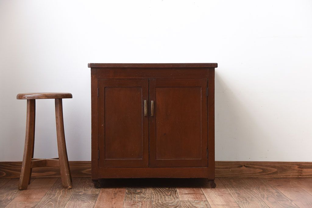 アンティーク家具　アンティーク　古い木製のキャスター付き小ぶりな収納棚(サイドテーブル)