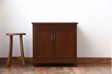 アンティーク家具　アンティーク　古い木製のキャスター付き小ぶりな収納棚(サイドテーブル)