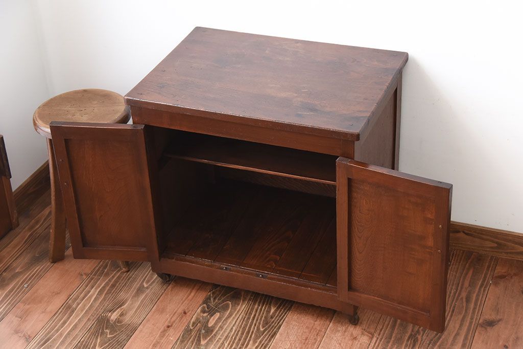 アンティーク家具　アンティーク　古い木製のキャスター付き小ぶりな収納棚(サイドテーブル)