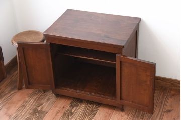 アンティーク家具　アンティーク　古い木製のキャスター付き小ぶりな収納棚(サイドテーブル)