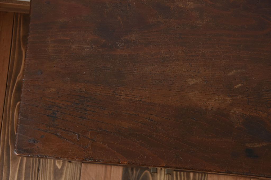 アンティーク家具　アンティーク　古い木製のキャスター付き小ぶりな収納棚(サイドテーブル)