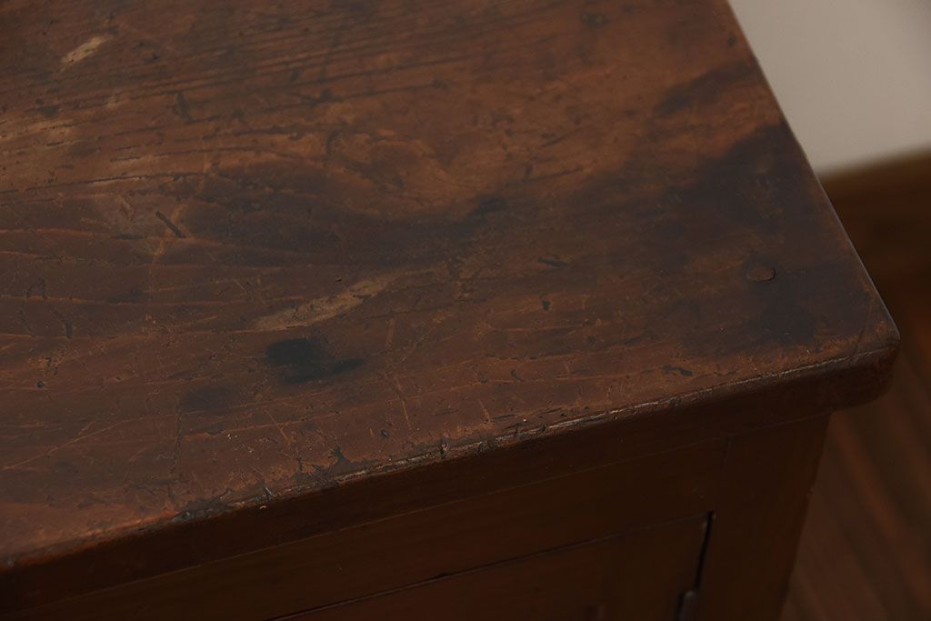 アンティーク家具　アンティーク　古い木製のキャスター付き小ぶりな収納棚(サイドテーブル)