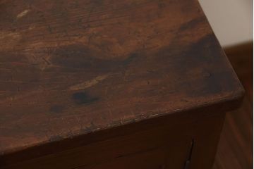 アンティーク家具　アンティーク　古い木製のキャスター付き小ぶりな収納棚(サイドテーブル)