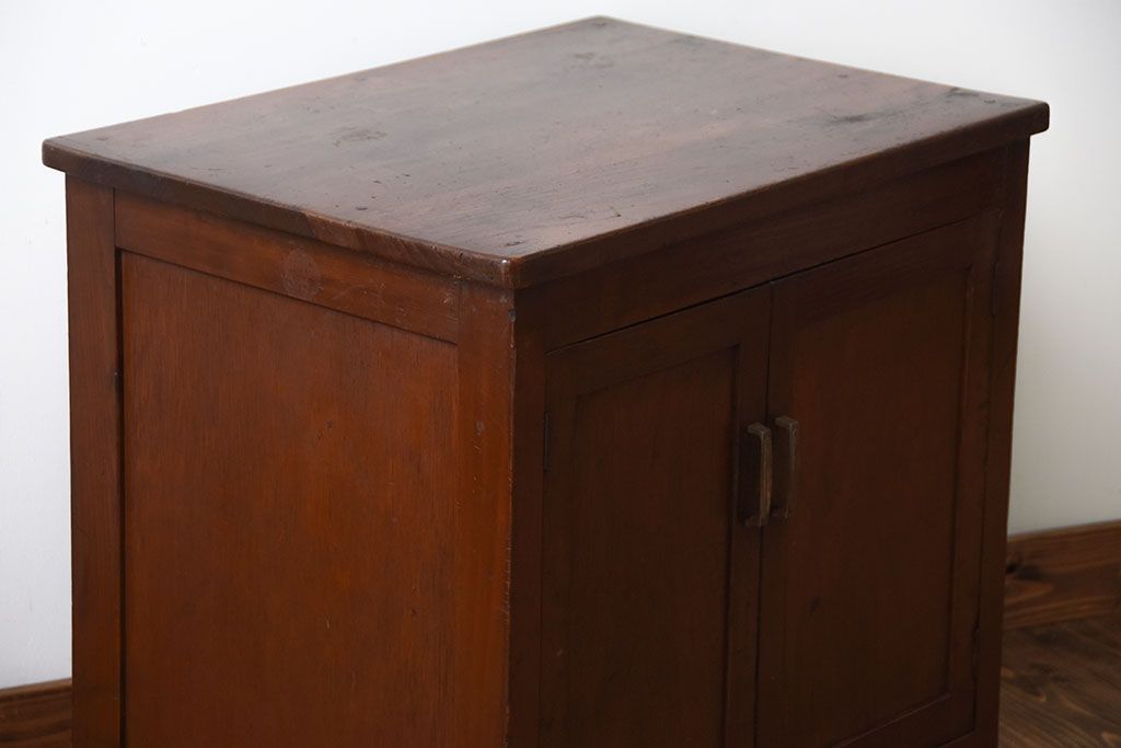 アンティーク家具　アンティーク　古い木製のキャスター付き小ぶりな収納棚(サイドテーブル)