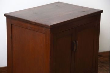 アンティーク家具　アンティーク　古い木製のキャスター付き小ぶりな収納棚(サイドテーブル)
