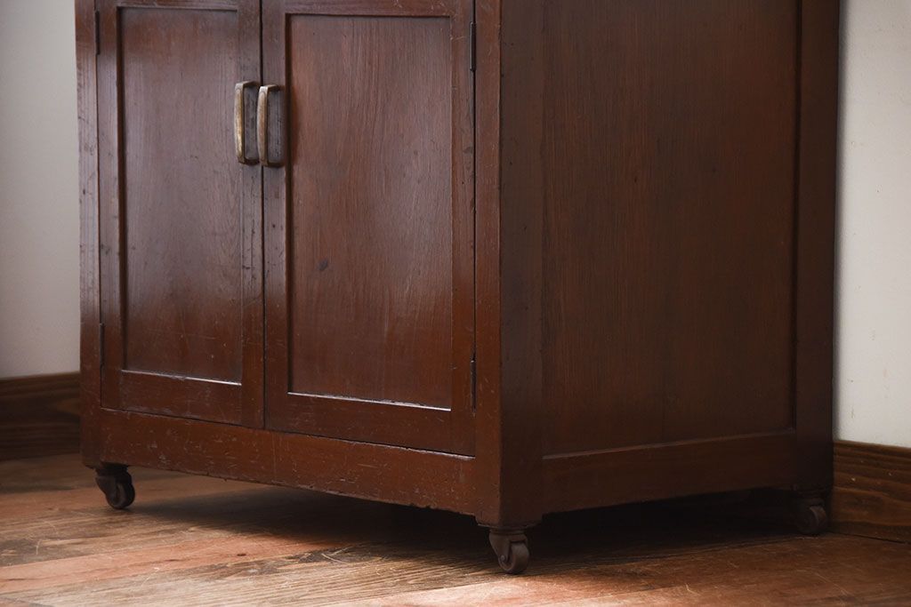 アンティーク家具　アンティーク　古い木製のキャスター付き小ぶりな収納棚(サイドテーブル)