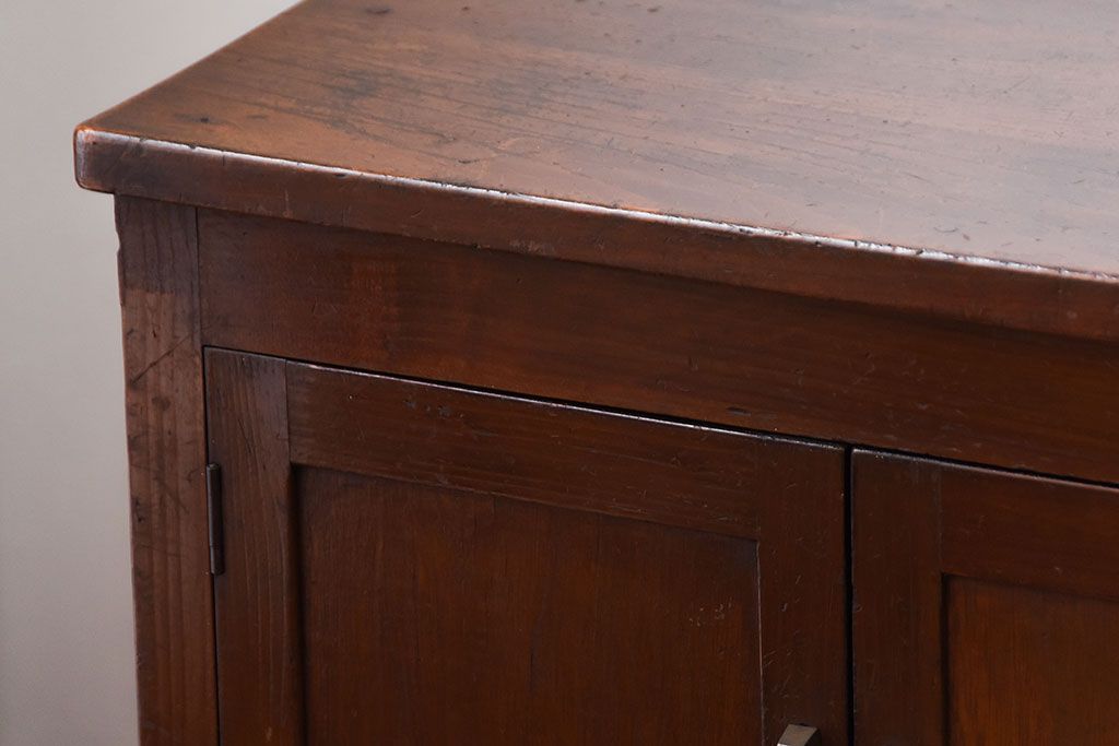 アンティーク家具　アンティーク　古い木製のキャスター付き小ぶりな収納棚(サイドテーブル)