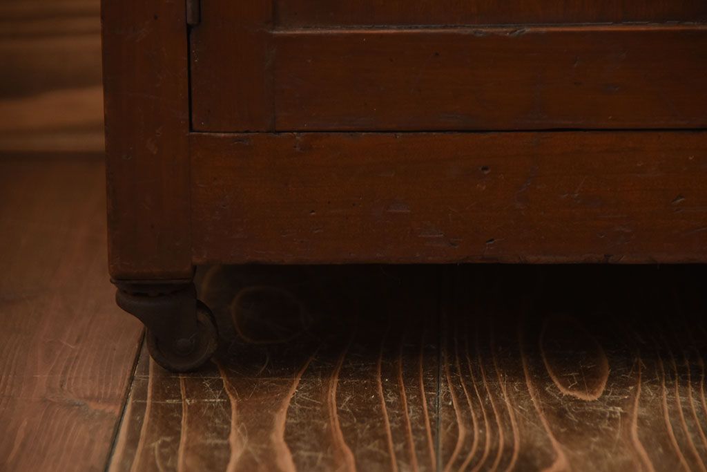 アンティーク家具　アンティーク　古い木製のキャスター付き小ぶりな収納棚(サイドテーブル)