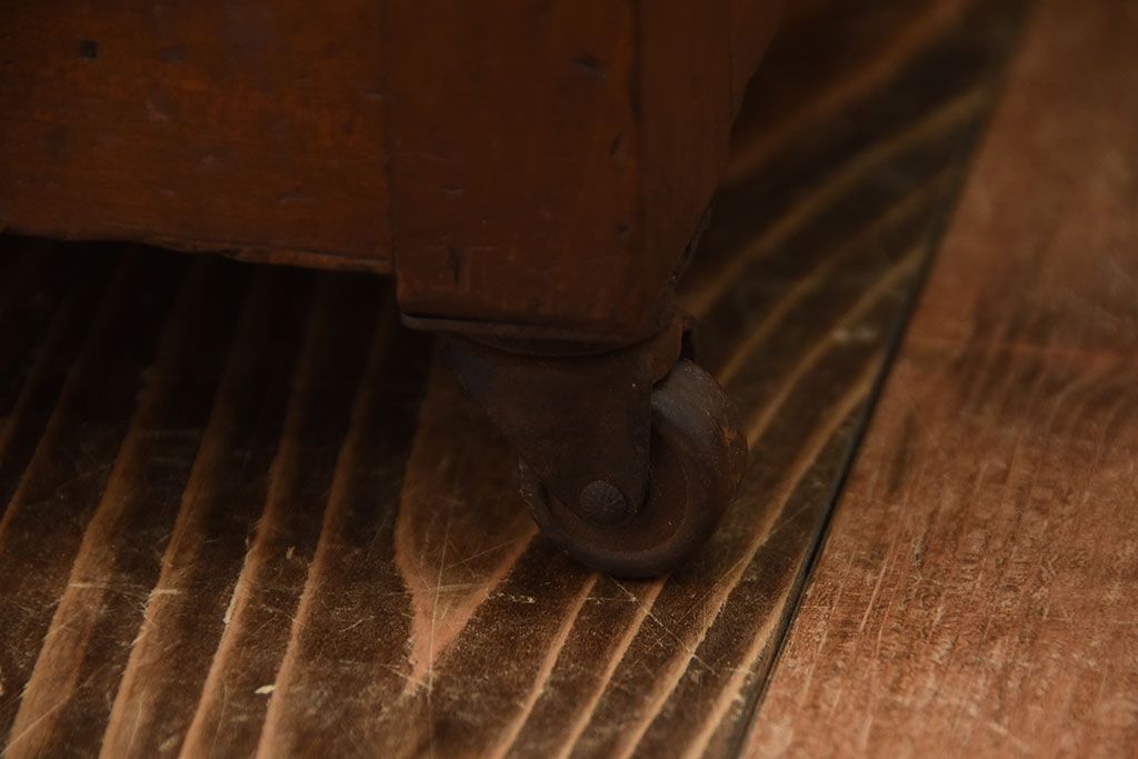 アンティーク家具　アンティーク　古い木製のキャスター付き小ぶりな収納棚(サイドテーブル)