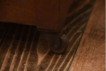 アンティーク家具　アンティーク　古い木製のキャスター付き小ぶりな収納棚(サイドテーブル)