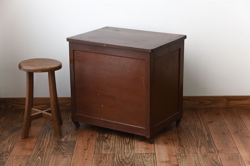 アンティーク家具　アンティーク　古い木製のキャスター付き小ぶりな収納棚(サイドテーブル)