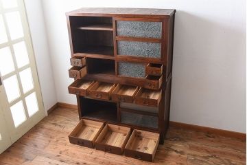 アンティーク家具　古民具・骨董　結霜ガラス入り!前面欅材の高級変わり型収納棚