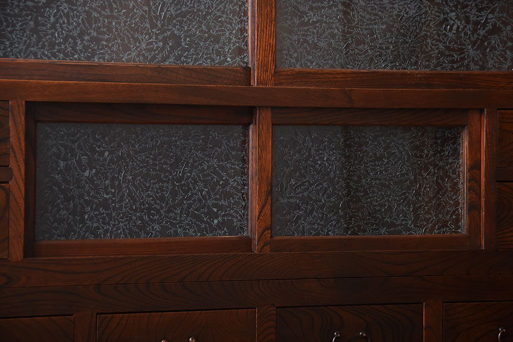 アンティーク家具　古民具・骨董　結霜ガラス入り!前面欅材の高級変わり型収納棚