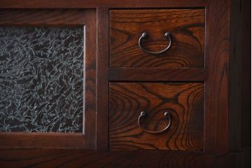 アンティーク家具　古民具・骨董　結霜ガラス入り!前面欅材の高級変わり型収納棚