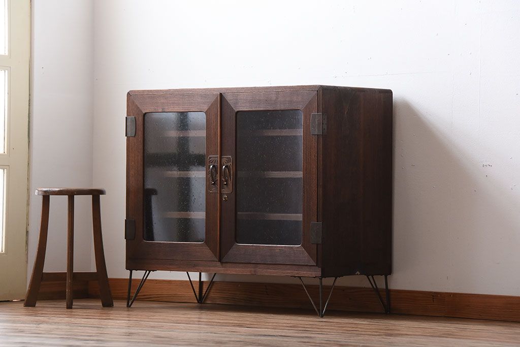 アンティーク家具　和製アンティーク　古い桐材の鉄脚付き収納戸棚