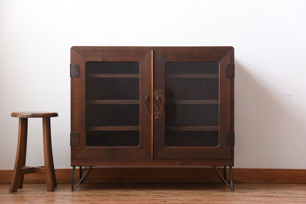 アンティーク家具　和製アンティーク　古い桐材の鉄脚付き収納戸棚