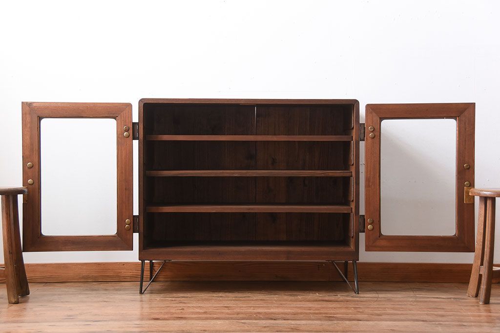 アンティーク家具　和製アンティーク　古い桐材の鉄脚付き収納戸棚