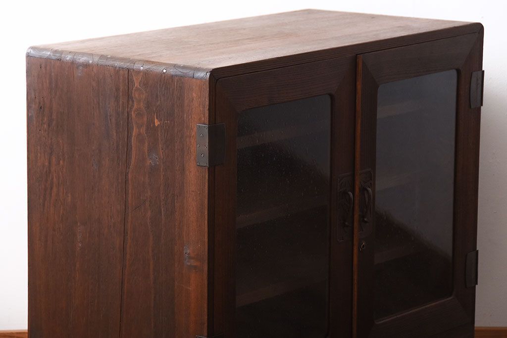 アンティーク家具　和製アンティーク　古い桐材の鉄脚付き収納戸棚