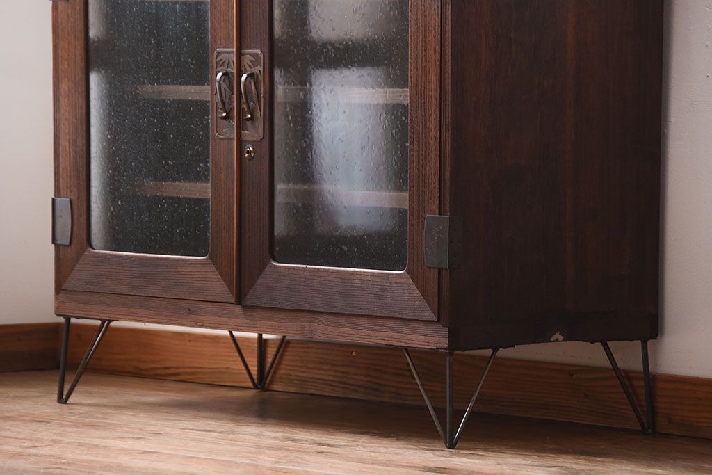 アンティーク家具　和製アンティーク　古い桐材の鉄脚付き収納戸棚