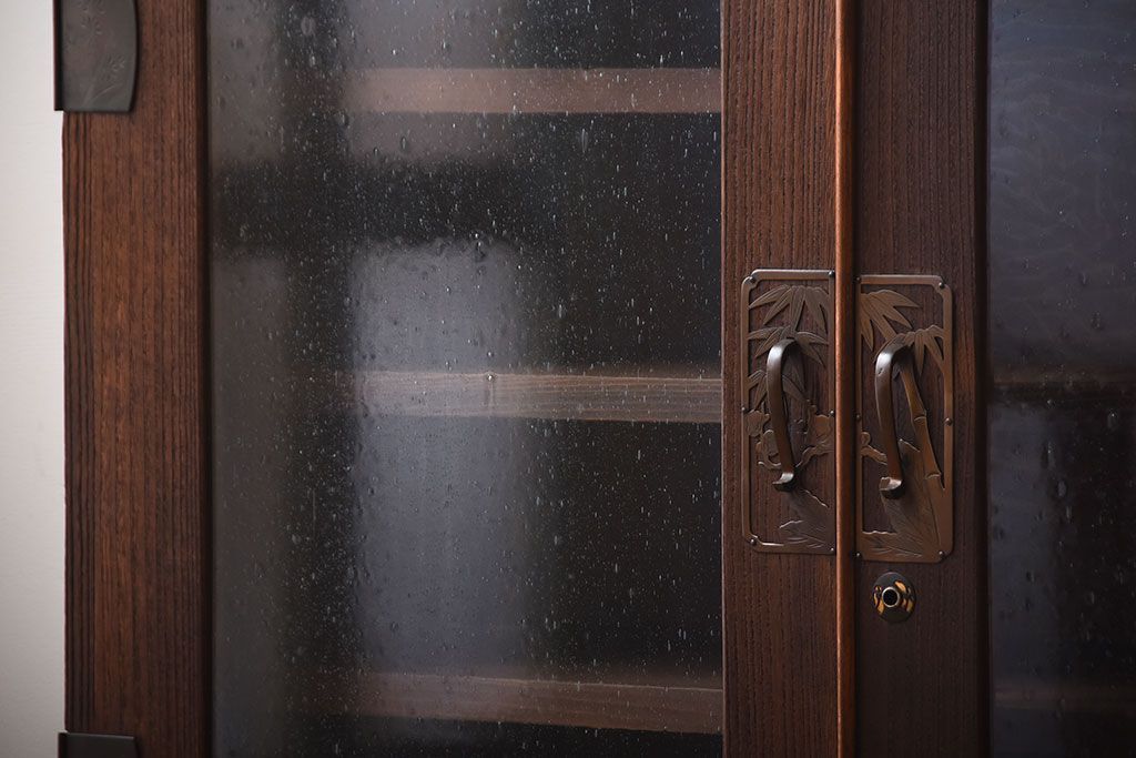 アンティーク家具　和製アンティーク　古い桐材の鉄脚付き収納戸棚