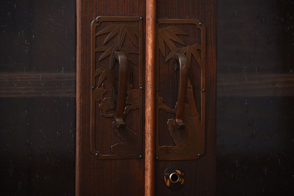 アンティーク家具　和製アンティーク　古い桐材の鉄脚付き収納戸棚