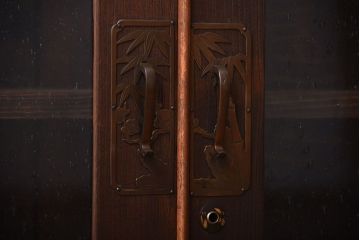 アンティーク家具　和製アンティーク　古い桐材の鉄脚付き収納戸棚