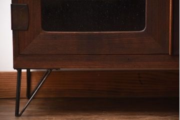 アンティーク家具　和製アンティーク　古い桐材の鉄脚付き収納戸棚