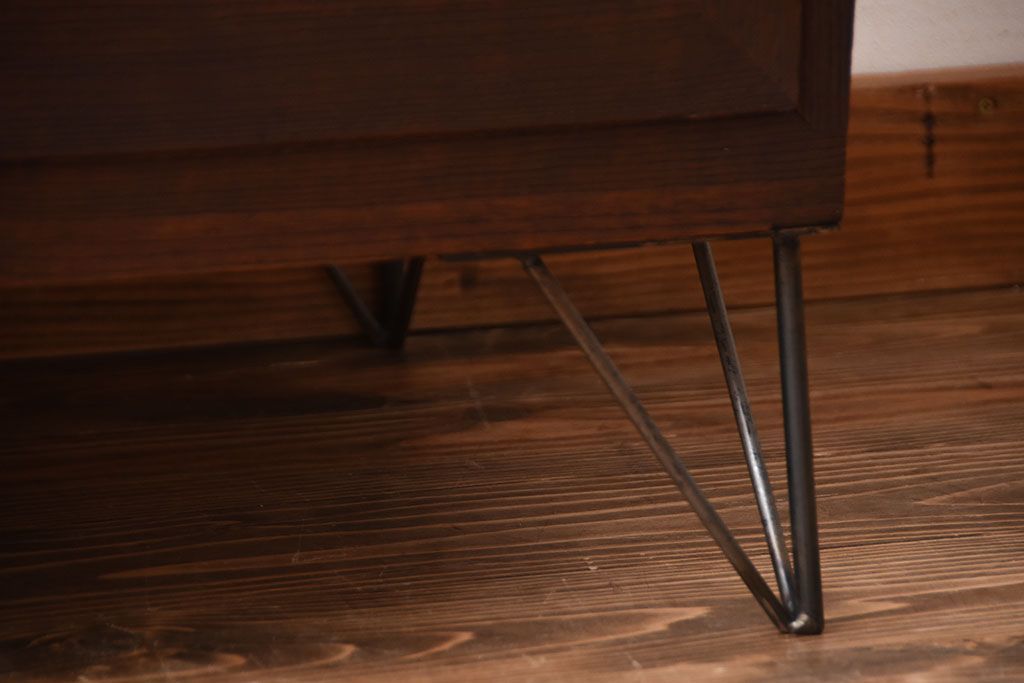 アンティーク家具　和製アンティーク　古い桐材の鉄脚付き収納戸棚