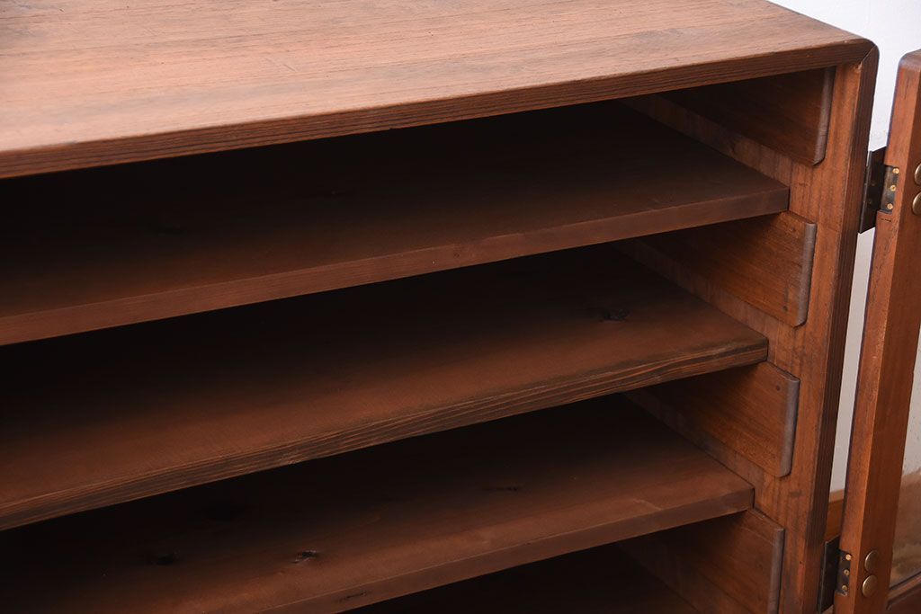 アンティーク家具　和製アンティーク　古い桐材の鉄脚付き収納戸棚