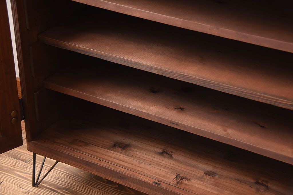 アンティーク家具　和製アンティーク　古い桐材の鉄脚付き収納戸棚