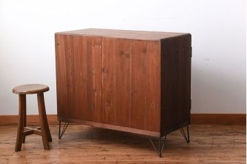 アンティーク家具　和製アンティーク　古い桐材の鉄脚付き収納戸棚