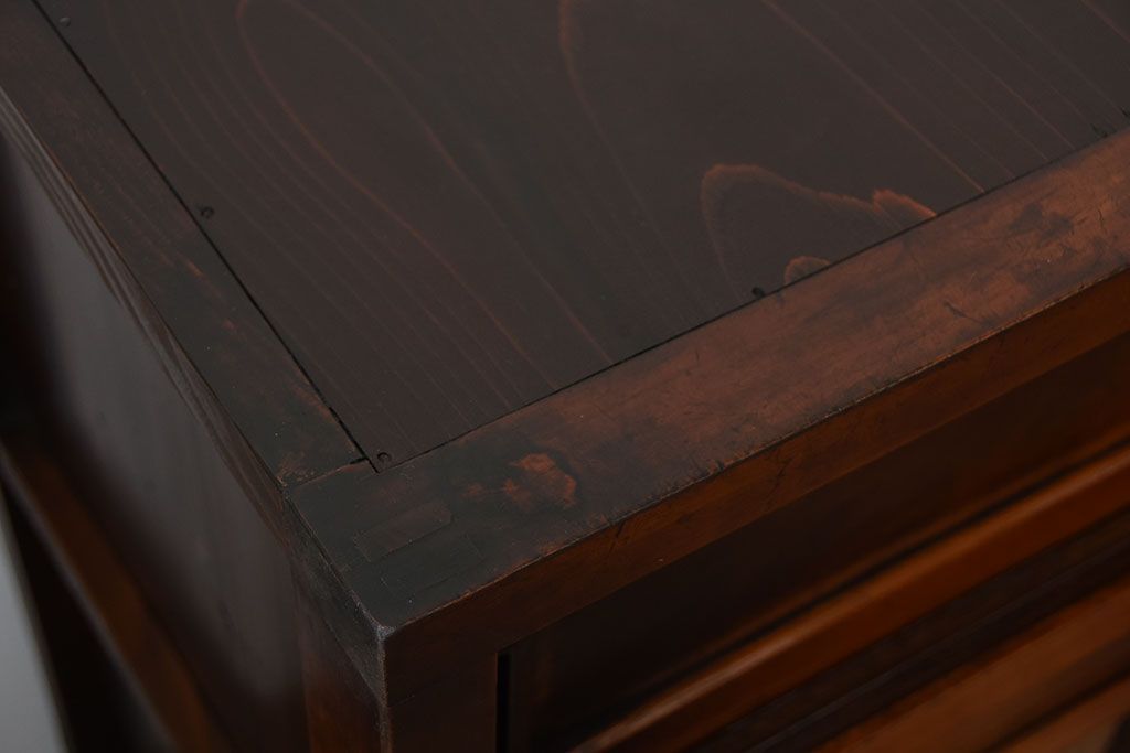 アンティーク家具　アンティーク　組子細工が美しい古い木製の脚付き引き戸収納棚