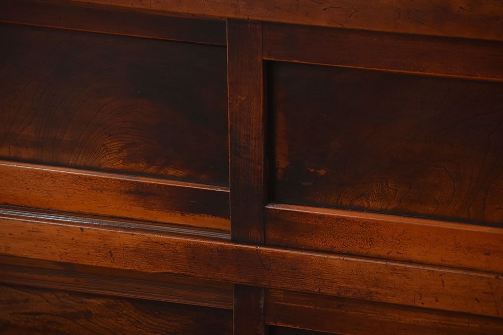 アンティーク家具　アンティーク　組子細工が美しい古い木製の脚付き引き戸収納棚