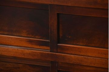 アンティーク家具　アンティーク　組子細工が美しい古い木製の脚付き引き戸収納棚