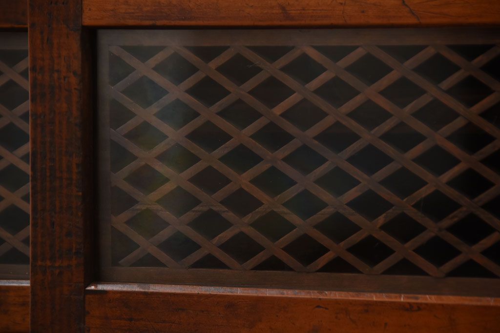 アンティーク家具　アンティーク　組子細工が美しい古い木製の脚付き引き戸収納棚