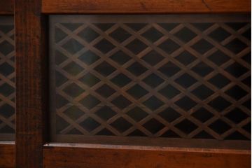 アンティーク家具　アンティーク　組子細工が美しい古い木製の脚付き引き戸収納棚