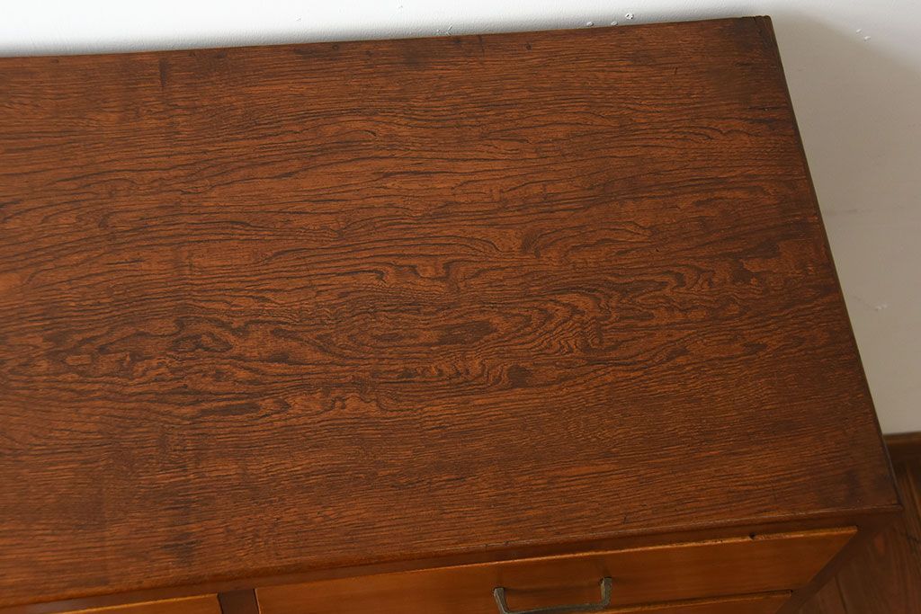 レトロ家具　昭和レトロ　シンプルな古い木製のアンティークチェスト(1)