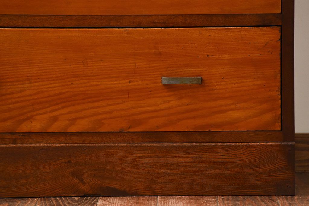 レトロ家具　昭和レトロ　シンプルな古い木製のアンティークチェスト(2)