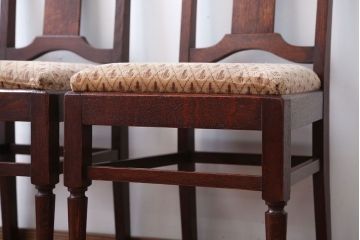 アンティーク家具　イギリスアンティーク　彫刻が美しいオーク材の大ぶりなダイニングチェア2脚セット